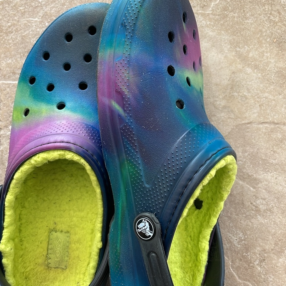 Crocs Classic Lined Clog Tie Dye Galaxy Blue Purple Green | Youth Size J6 - Picture 5 of 5